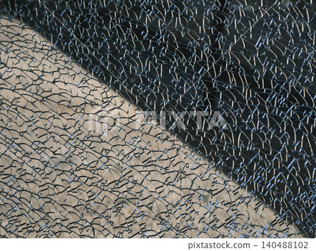 the surface of a symmetrically broken glass 140488102