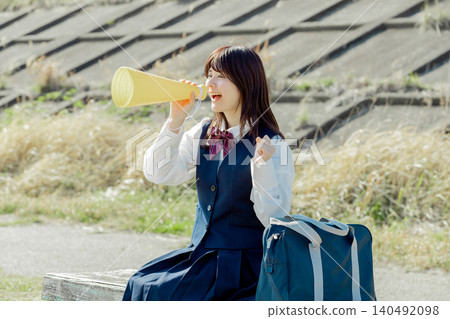 高中女生揮拳歡呼 高中女生揮拳歡呼 140492098