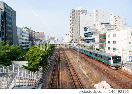 【京濱東北線】清晨，一列火車飛馳在大森的街道上。 140492595