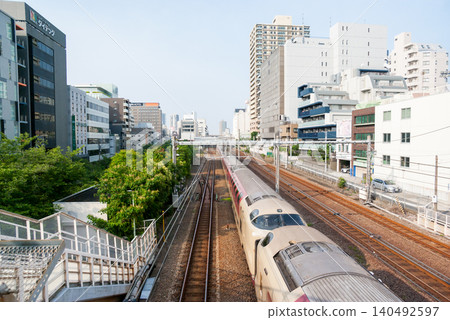 【東海道本線】日出瀨戶/出雲號列車在清晨飛馳穿過大森町。 【東海道本線】日出瀨戶/出雲號列車在清晨飛馳穿過大森町。 140492597