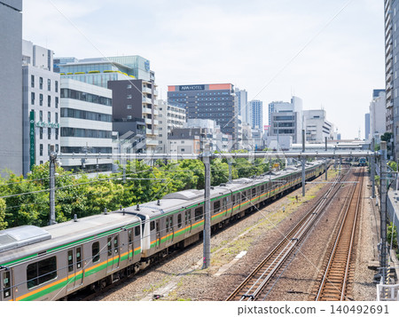 【東海道線】一列火車飛馳穿過大森町。 【東海道線】一列火車飛馳穿過大森町。 140492691