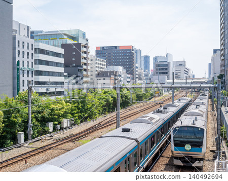 [Keihin-Tohoku Line] A train speeding through the town of Omori 140492694