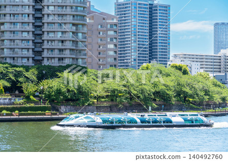 行駛於中央區隅田川的“東京”水上巴士“Hotaluna” 行駛於中央區隅田川的“東京”水上巴士“Hotaluna” 140492760