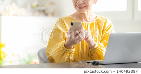 操作智能手機的資深婦女 140492887