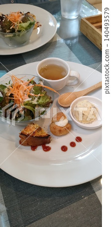 A dessert-like appetizer for lunch 140493579
