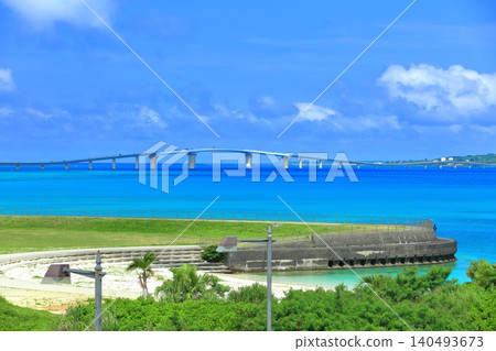 [Okinawa Prefecture] Irabu Bridge on a clear day (Miyako Island) 140493673