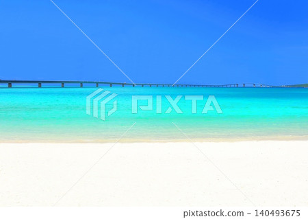 【沖繩縣】晴朗天氣下的日落海灘和伊良部橋（宮古島） 140493675