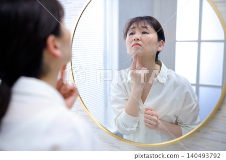 照鏡子擔心的老婦人 照鏡子擔心的老婦人 140493792
