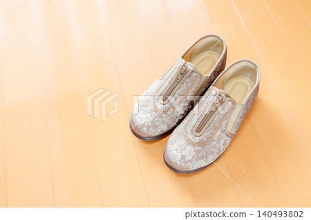 Easy-to-wear, trip-resistant care shoes for nursing facilities. Easy-to-wear, trip-resistant care shoes for nursing facilities. 140493802