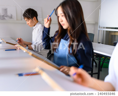 一名正在準備藝術院校入學考試的學生一邊思考一邊畫素描。 140493846