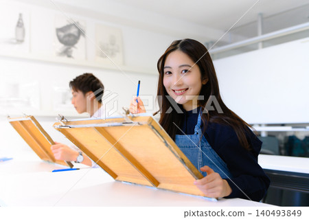 一位年輕女子在藝術預科學校畫畫。 140493849