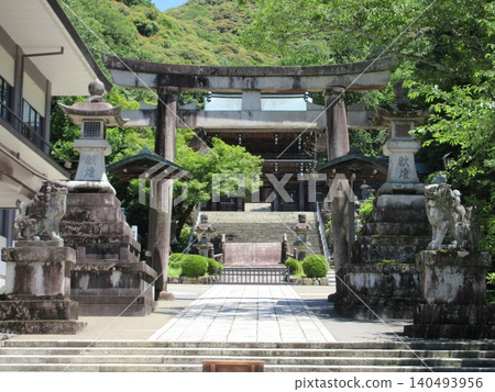 The torii gate and tower gate of Inaba Shrine! Gifu City, Gifu Prefecture 140493956