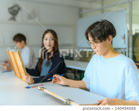 學生們在藝術預科學校練習繪畫。 140494088