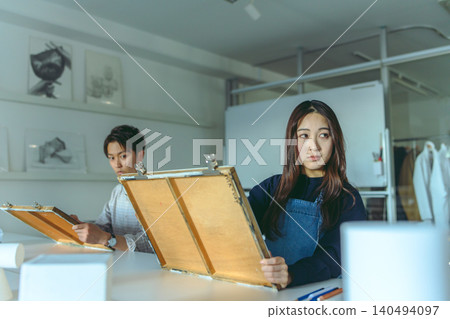 一位來自藝術預科學校的女生正在認真地畫素描。 一位來自藝術預科學校的女生正在認真地畫素描。 140494097