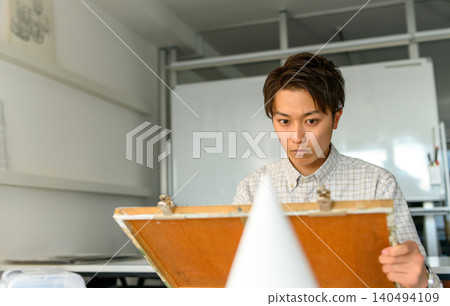 藝術院校申請者，主攻繪畫。 140494109