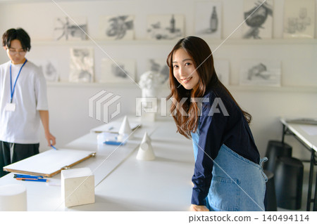 在藝術預科學校學習的年輕女學生 140494114
