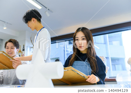 Students drawing in the studio 140494129
