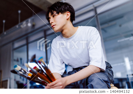 藝術系學生在工作室拿著畫筆 140494132
