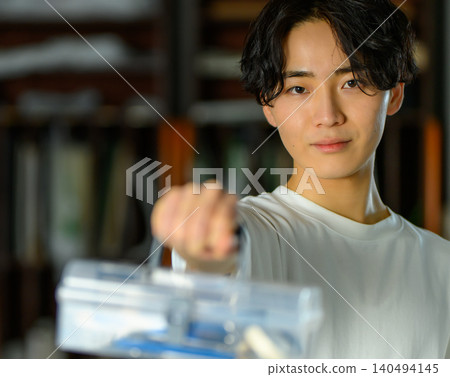 一位年輕人在藝術預科學校獻上作品。 140494145