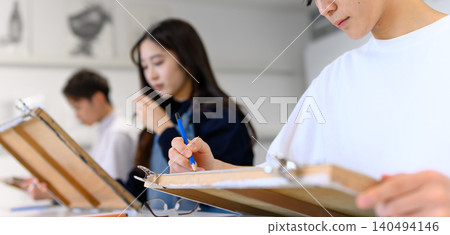學生們在教室裡認真地畫畫。 140494146
