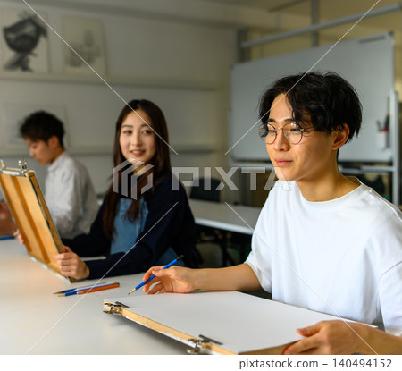 學生在藝術預科學校練習繪畫 140494152