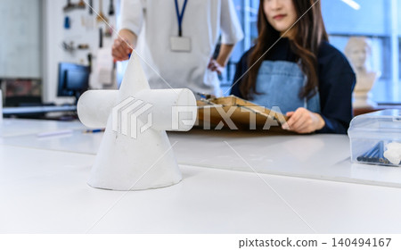 一名學生正在工作室裡繪製石膏模型。 140494167