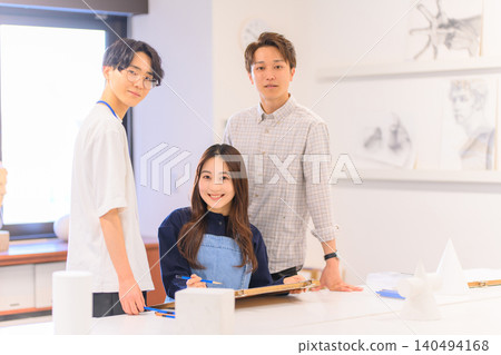 三名學生在藝術預科學校裡微笑。 140494168