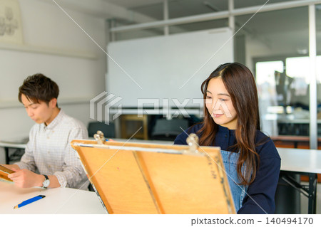 藝術預科學校的女生一邊素描一邊微笑。 140494170
