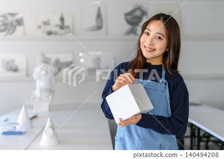 藝術學校學生拿著一個立方體 140494208
