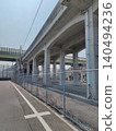 在日本高架鐵路下方行走 140494236