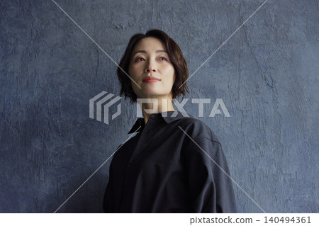 女商人站在黑色背景前 140494361
