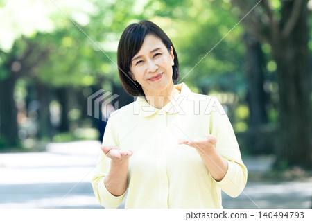 長期護理人員女性 140494793