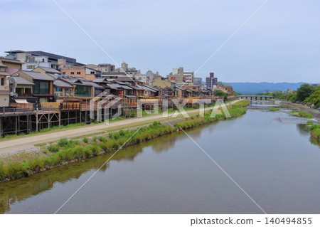 從四座大橋上眺望鴨川沿岸的河畔露台(河畔用餐平台)。 從四座大橋上眺望鴨川沿岸的河畔露台(河畔用餐平台)。 140494855