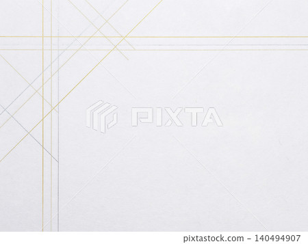時尚的背景圖案是在白色日本紙上交錯的極細金線和銀線。 時尚的背景圖案是在白色日本紙上交錯的極細金線和銀線。 140494907