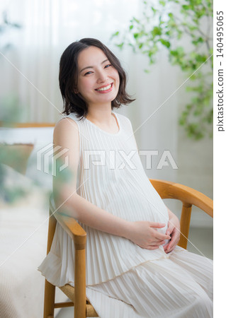 孕婦在房間放鬆 孕婦在房間放鬆 140495065