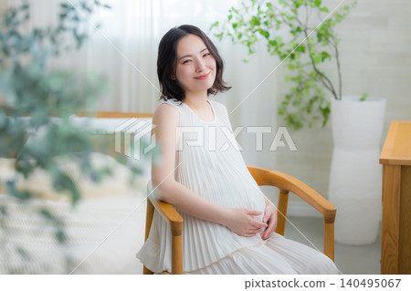 孕婦在房間放鬆 140495067