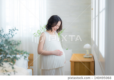 孕婦在房間放鬆 孕婦在房間放鬆 140495068
