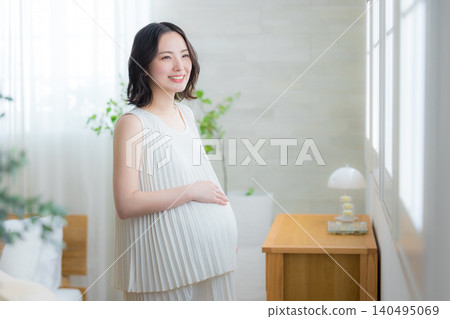 孕婦在房間放鬆 孕婦在房間放鬆 140495069