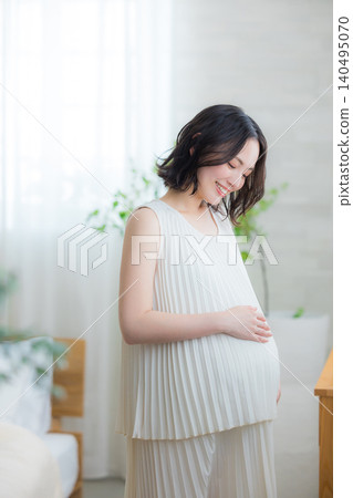 孕婦在房間放鬆 孕婦在房間放鬆 140495070