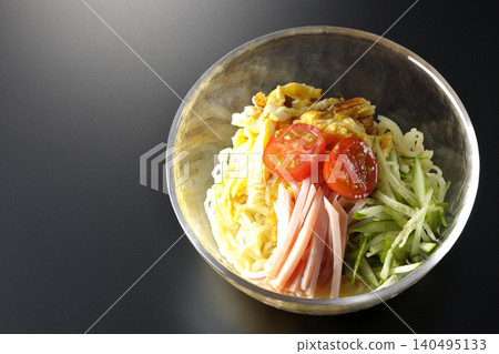 一碗冰鎮拉麵盛在透明玻璃碗中,以黑色為背景拍攝。 一碗冰鎮拉麵盛在透明玻璃碗中,以黑色為背景拍攝。 140495133