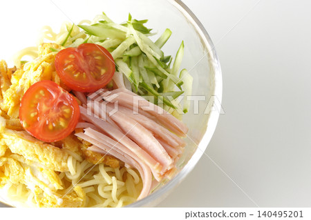一張照片,畫面中是盛放在白色背景上的透明玻璃碗裡的冰鎮拉麵。 一張照片,畫面中是盛放在白色背景上的透明玻璃碗裡的冰鎮拉麵。 140495201