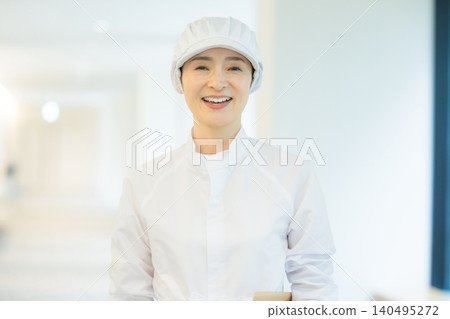 身穿白大褂的兼職人員 140495272