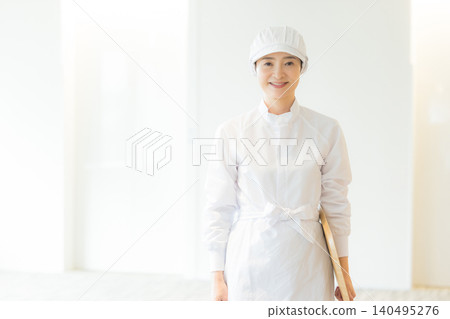 身穿白大褂的兼職人員 身穿白大褂的兼職人員 140495276
