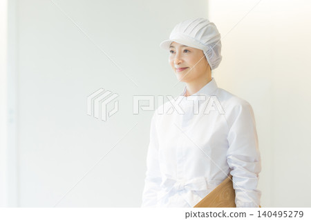 身穿白大褂的兼職人員 身穿白大褂的兼職人員 140495279