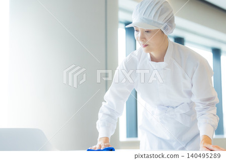 身穿白大褂的兼職人員 140495289