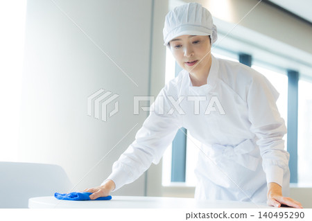 身穿白大褂的兼職人員 身穿白大褂的兼職人員 140495290
