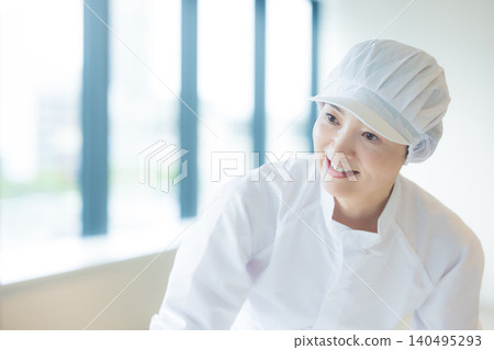 身穿白大褂的兼職人員 身穿白大褂的兼職人員 140495293