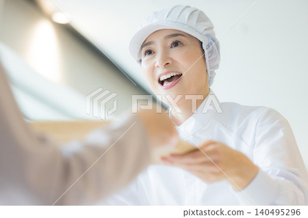 身穿白大褂的兼職人員 身穿白大褂的兼職人員 140495296