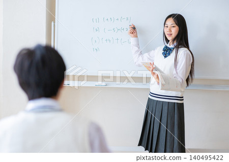 國中學生在白板上寫答案 國中學生在白板上寫答案 140495422