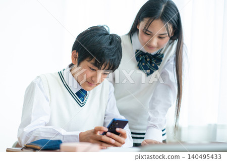 看智能手機的中學生 140495433